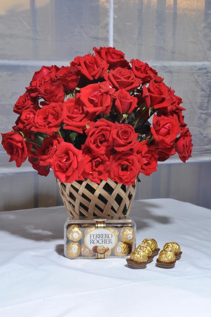 Valentine Roses With Chocolate - SendFlowers.PK
