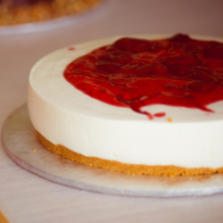 STRAWBERRY CHEESE PREMIUM CAKE 2LBS - SendFlowers.pk