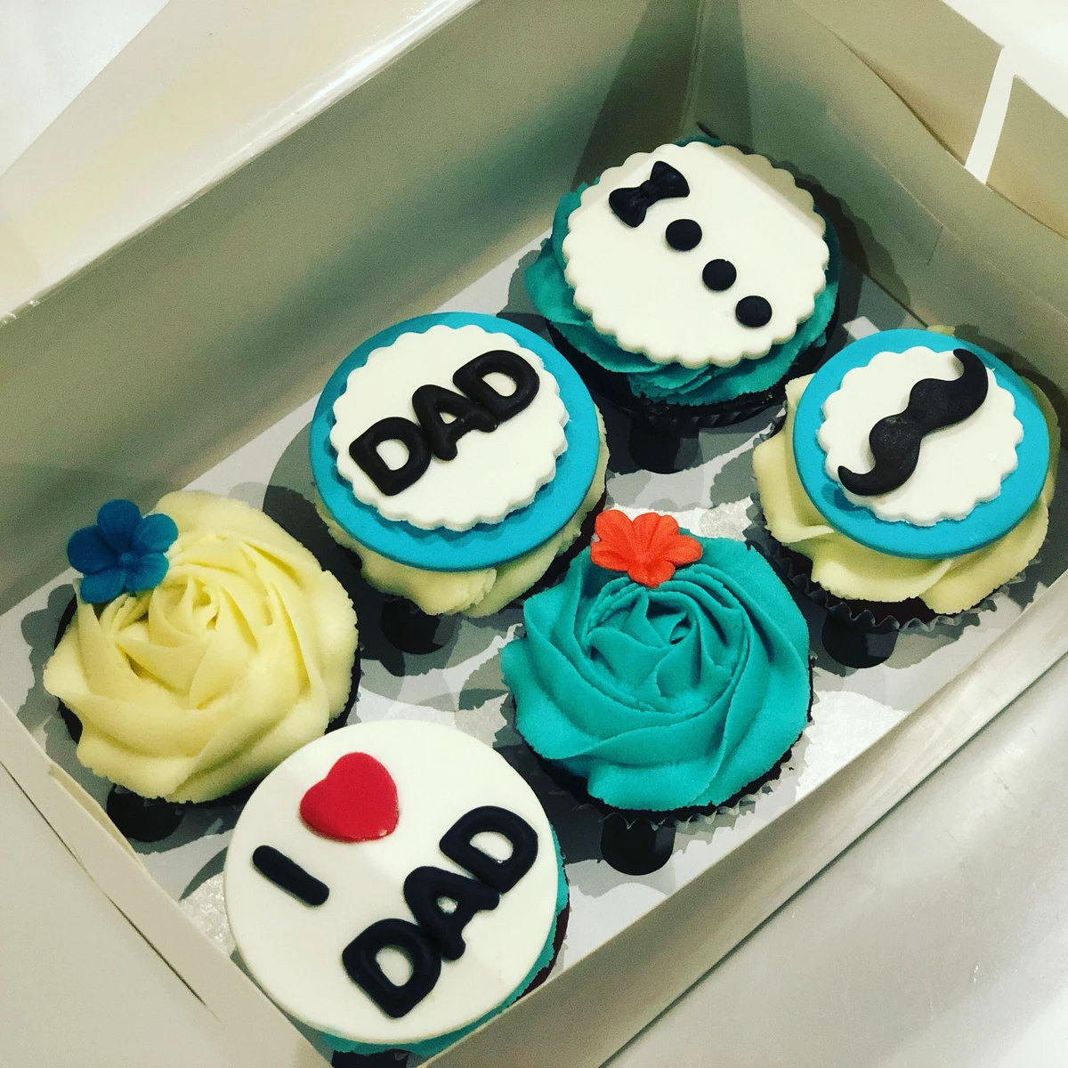 cupcakes delivery on father's day-SendFlowers.pk