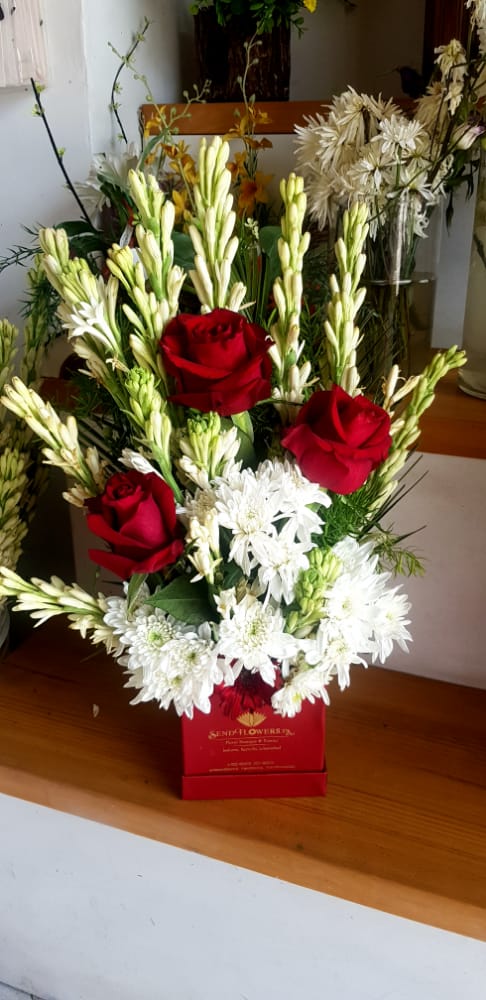 Delivery of Box of Red & White Flowers in Pakistan