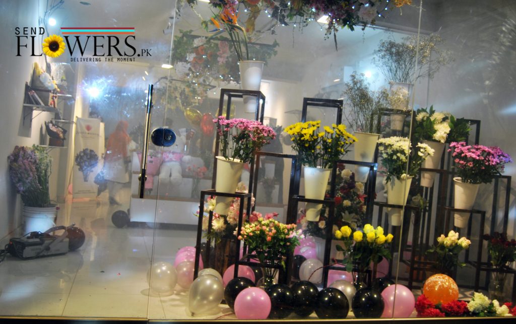 Biggest Outlet of Flowers in Lahore - Gifts & Flowers delivery Pakistan