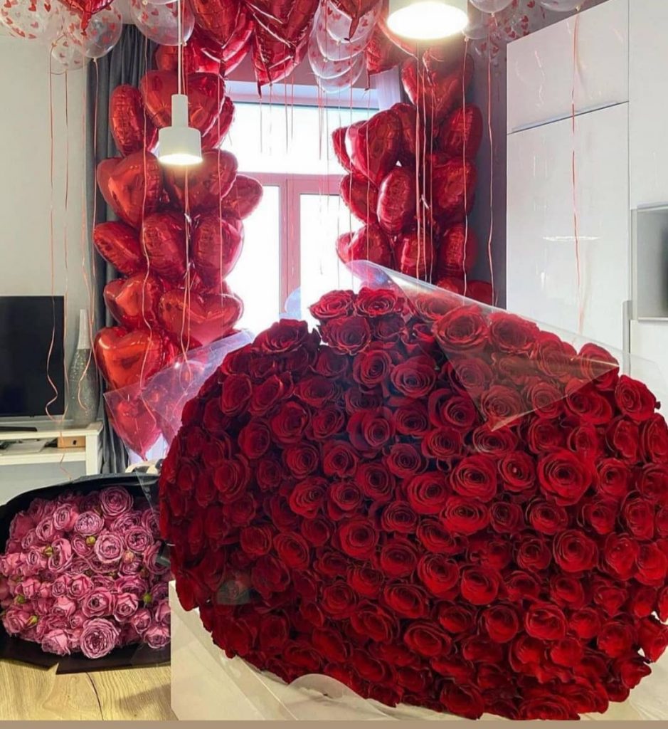 Imported Luxurious 300 Roses Bouquet - Precious Gift for Special ones.