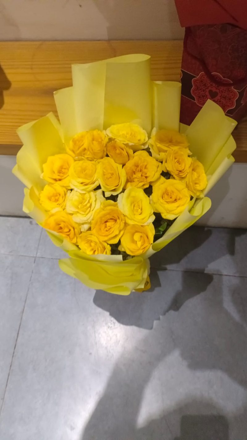 A Bouquet of Yellow Roses - Sendflowers.pk