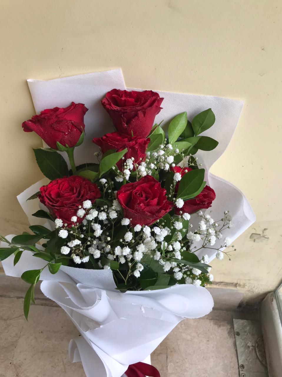 bouquet of red and white roses: send and deliver Roses to Pakistan