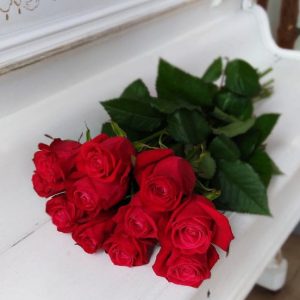 Valentine Roses Delivery in Pakistan - SendFlowers.pk