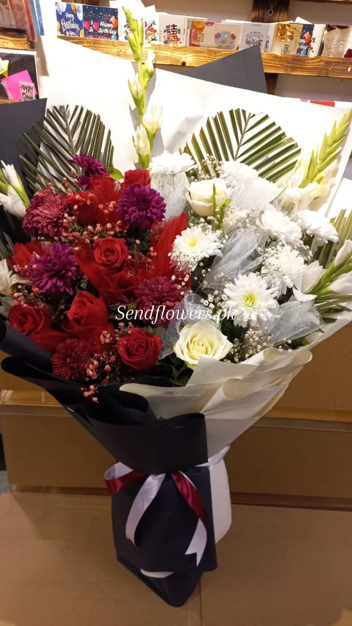 Best Valentine Flowers Delivery to Lahore - SendFlowers.pk