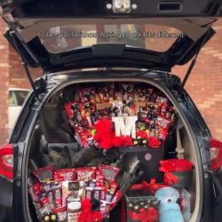 Valentine Surprise in Car Lahore - SendFlowers.pk
