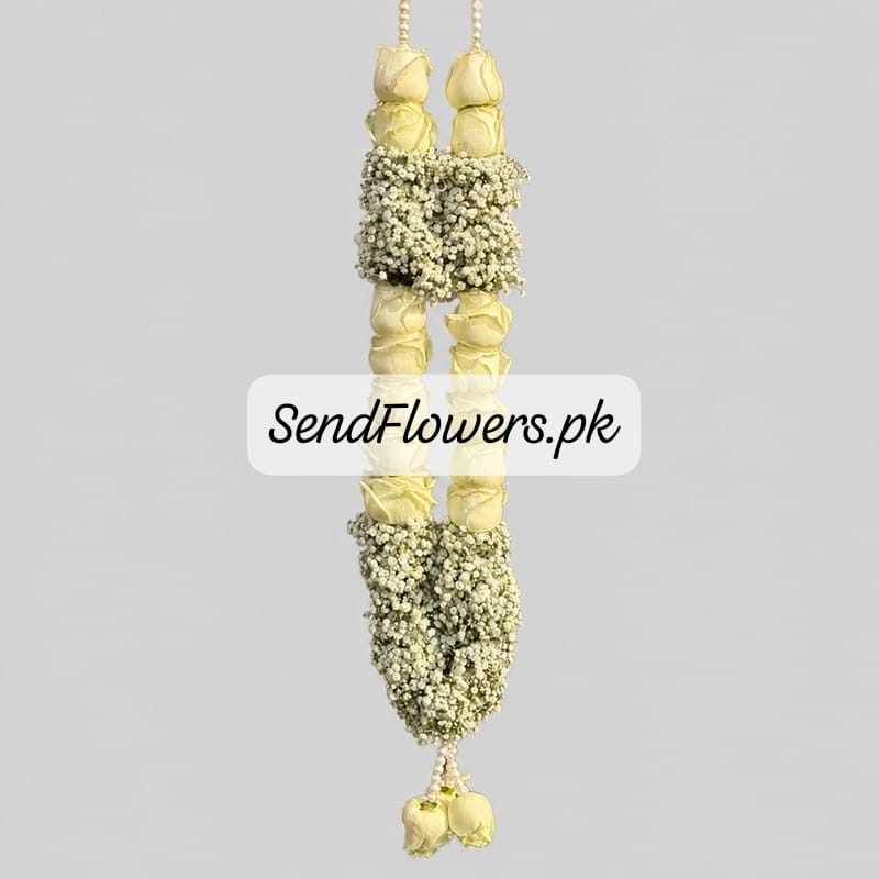 Roses and Baby Breath Garland Roses and Baby Breath Garland Lahore - SendFlowers.pk