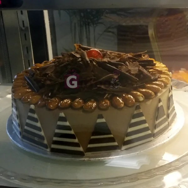 2LBS Chocolate Premium Cake - SendFlowers.pk