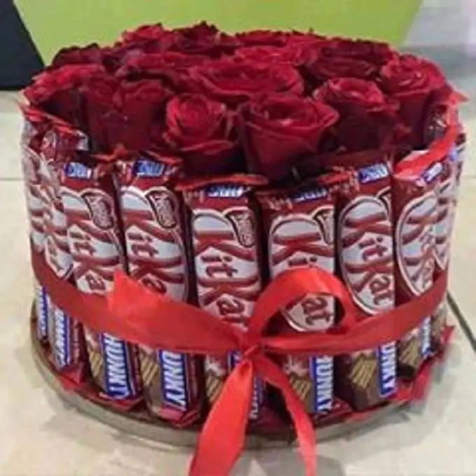 Wonder Roses with Kitkat - SendFlowers.PK