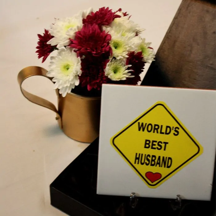 Worlds Best Husband Tile with Beautiful Daisi - SendFlowers.PK