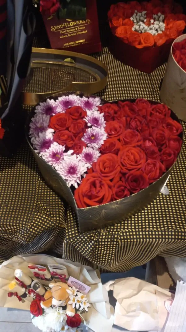 Best Valentine Roses - Sendflowers.pk