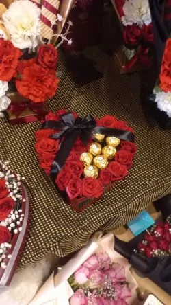 Heart of Red Roses - Sendflowers.pk
