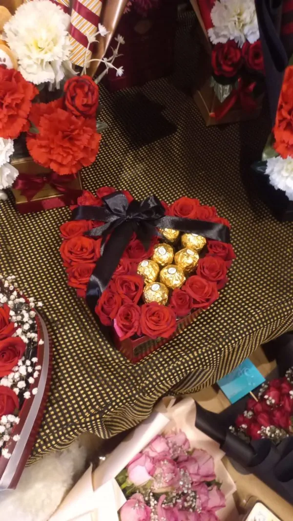 Heart of Red Roses - Sendflowers.pk