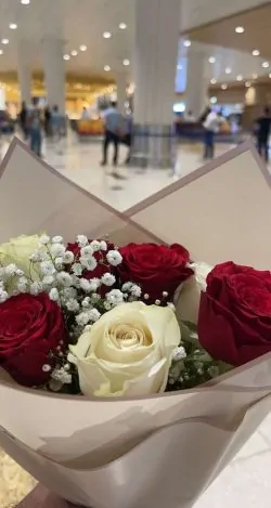 Red & White Roses - Sendflowers.pk