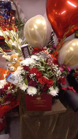 Valentine Day Flowers - Sendflowers.pk