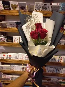 Beautiful Valentine Roses - Sendflowers.pk