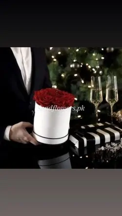 Valentine's Day Flower Box Lahore - SendFlowers.pk