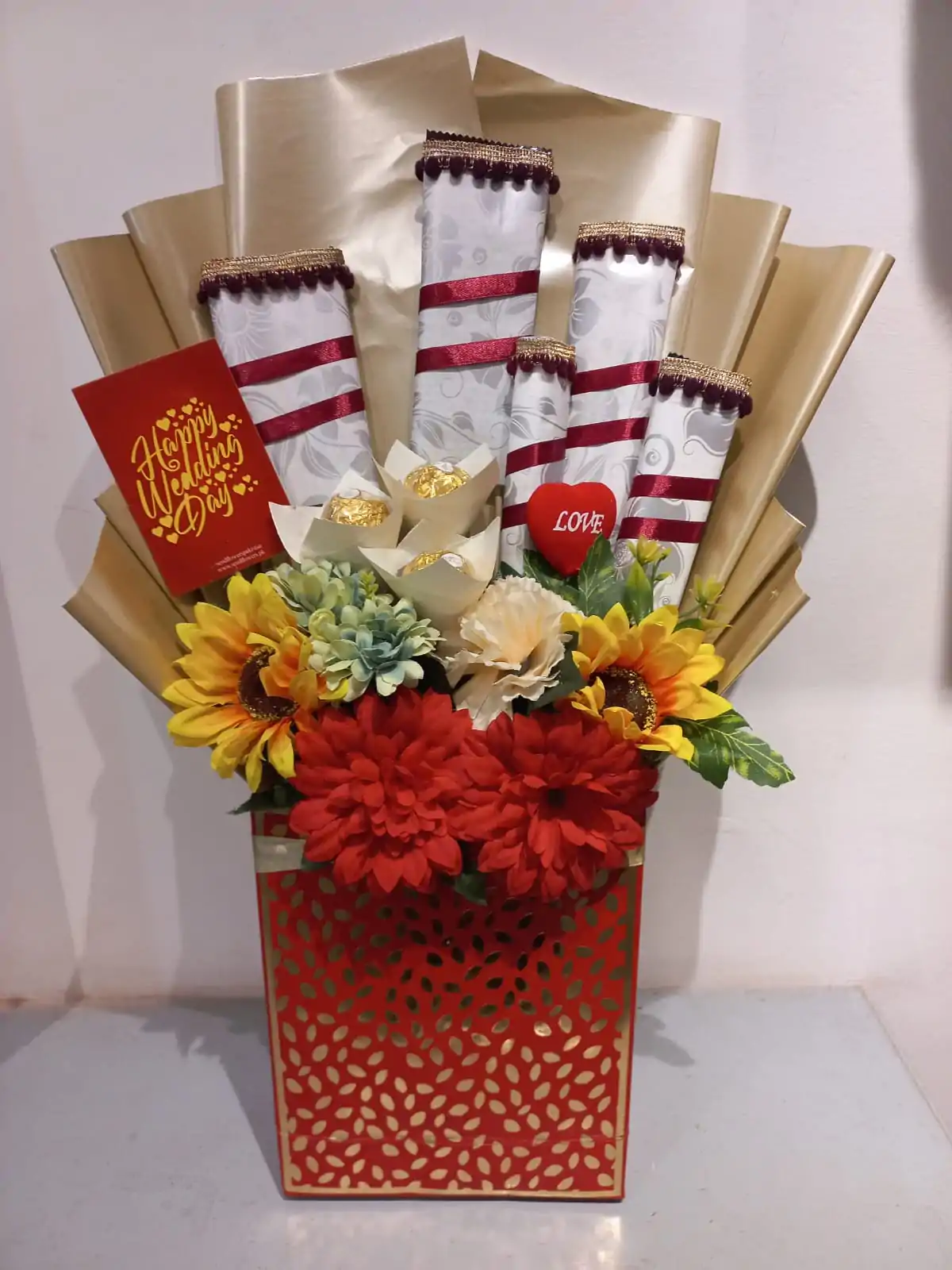 Flowers and Chocolates Lahore - sendflowers.pk