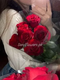 Send Valentine Roses to Pakistan - SendFlowers.pk