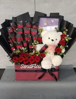 Valentine's Day Flower Gift Box Lahore - SendFlowers.pk