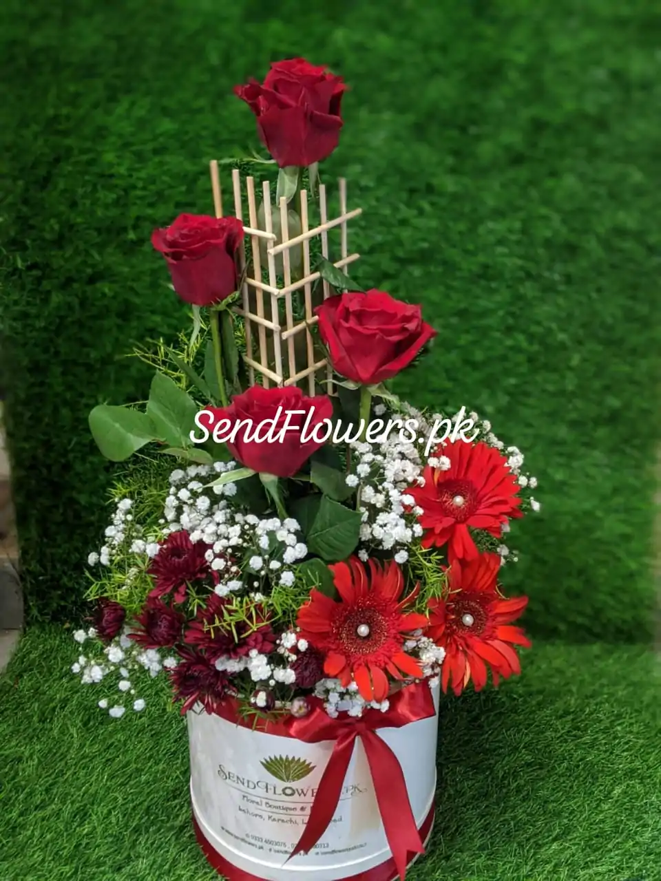 Valentine's Day Flower Gift Box Lahore - SendFlowers.pk