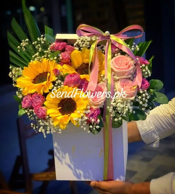 Flowers for Mother's Day Faisalabad - SendFlowers.pk